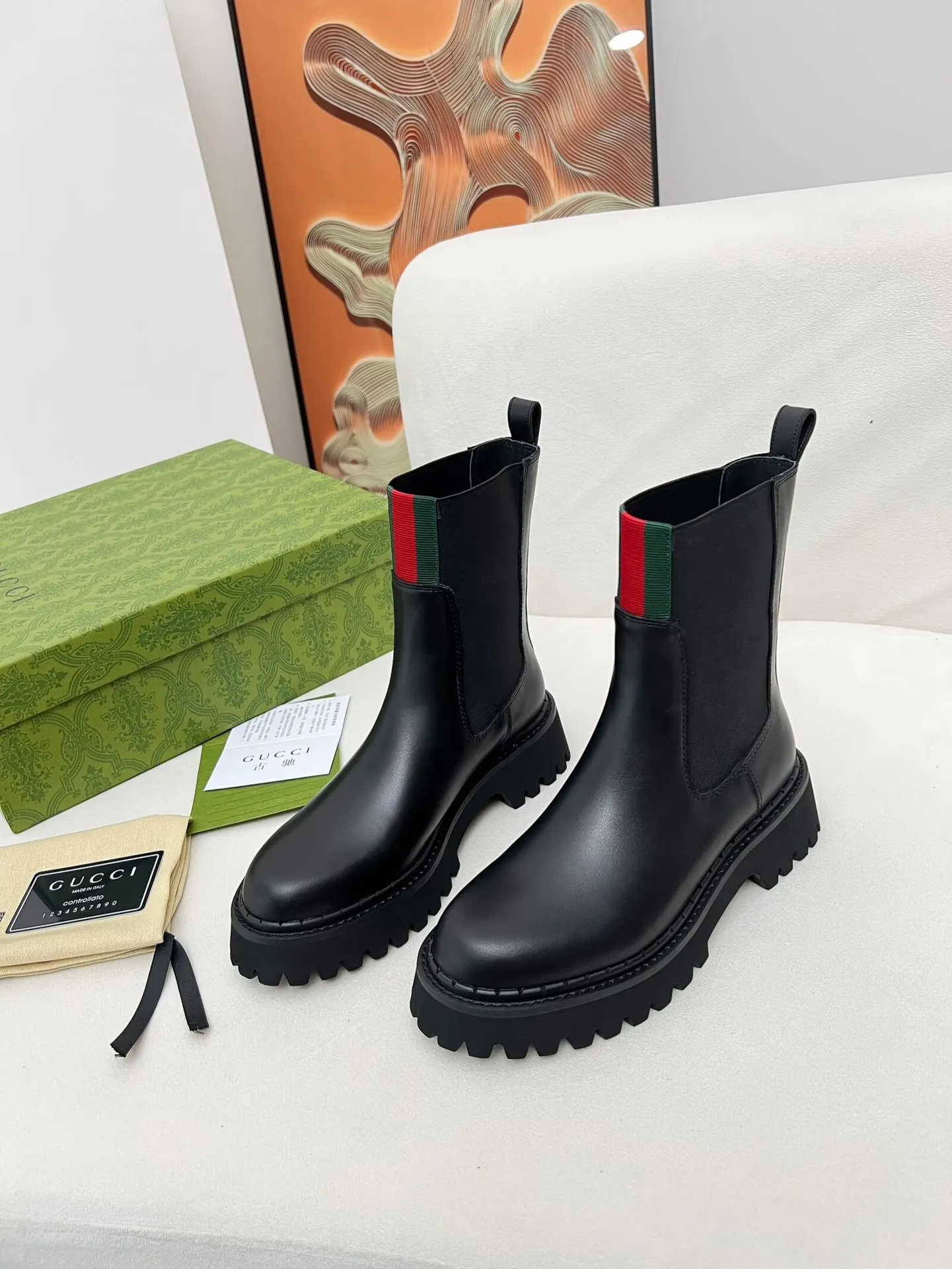 👟👟Ex-factory price 600👟👟 2025 latest version of Gucci GUCCI versatile Martin boots, easy to put on and take off, brand webbing color matching Heel height: 5cm Fabric: cowhide/open edge beads Inner/foot pads: black cowhide 🐂 Outsole is made of foam outsole Color: black Code number: 34-40. 34 and 41 42 Need to be customized Packaging: Comes with card and cloth bag.